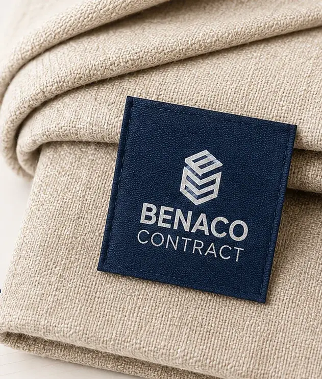 Etichetta Benaco Contract su tessuto professionale piegato